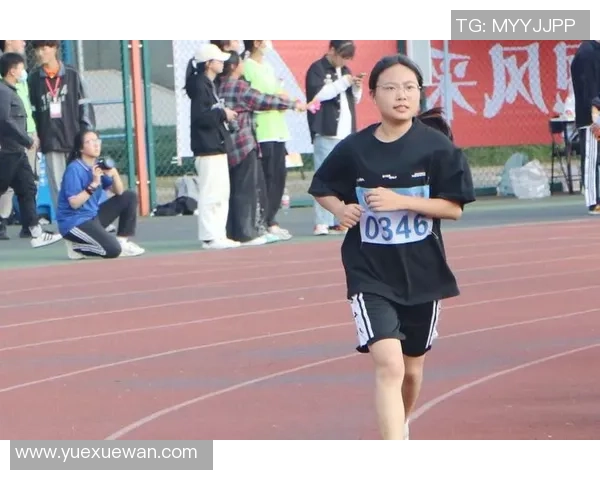 足球场上的她背影独立坚韧 追逐梦想的女子力量与坚持